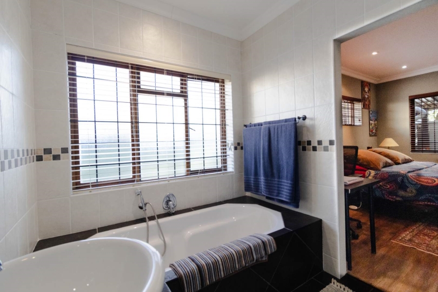 6 Bedroom Property for Sale in Sandbaai Western Cape